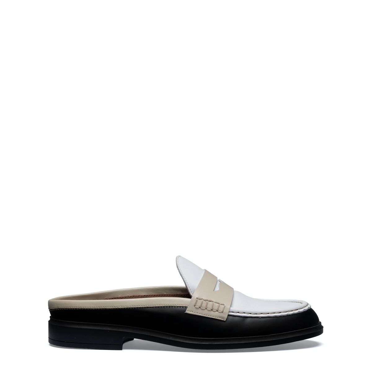 Kontrastreiche Leder-Loafer-Mules