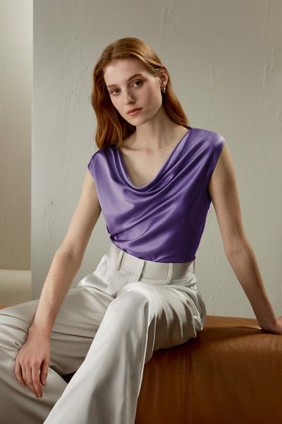 Eleganter Seidentop mit Wasserfallausschnitt