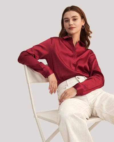 Elegantes Seiden-Essential mit Spitzkragen
