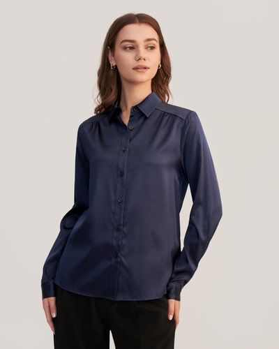Glänzende Seidenbluse mit Knopfleiste