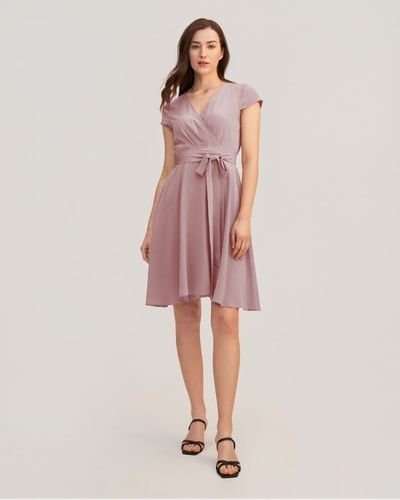 Elegantes Seidenwickelkleid in Midilänge