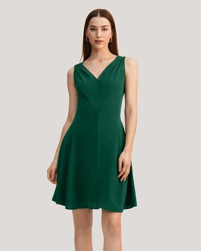Elegantes Seiden-Midikleid mit V-Ausschnitt