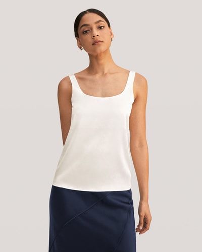 Elegantes Seidentop mit U-Ausschnitt