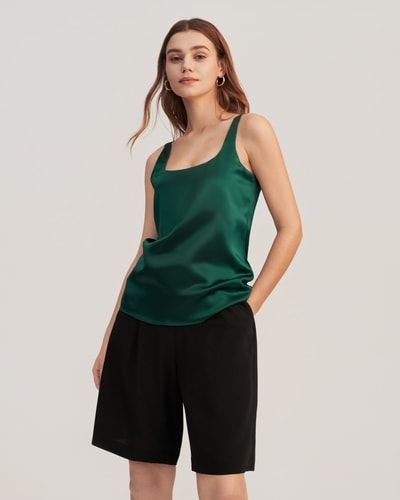 Elegantes Seidentop mit U-Ausschnitt