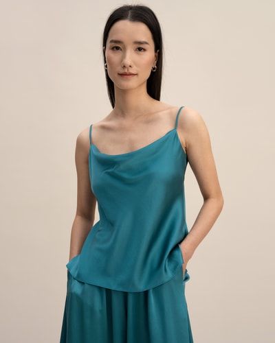 Elegantes Satin-Top mit Wasserfallausschnitt