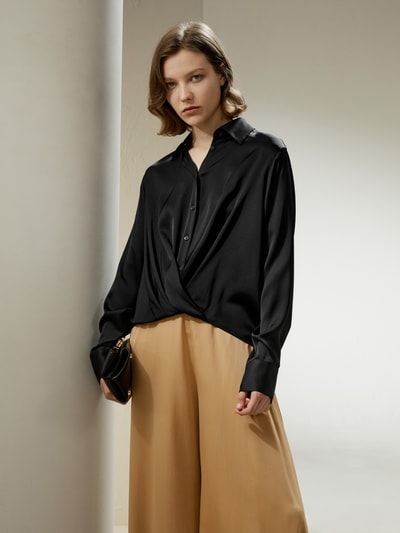Seidenbluse mit Plisseefalten am Saum