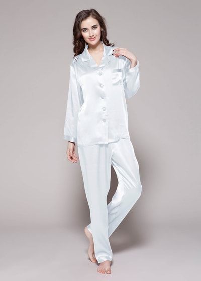 Klassisches Seidenpyjama-Set zum Knöpfen
