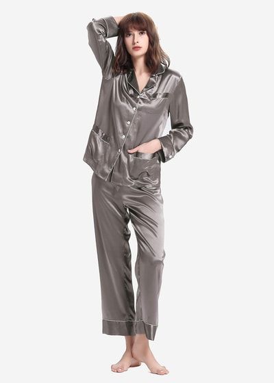 Klassisches Seiden-Pyjama-Set mit Kontrastpaspeln
