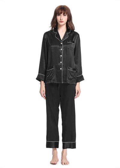 Elegantes Seidenpyjama-Set mit Kontrastpaspel