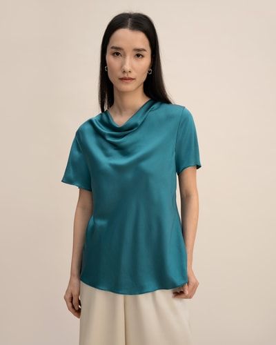 Elegante Satinbluse mit Wasserfallausschnitt