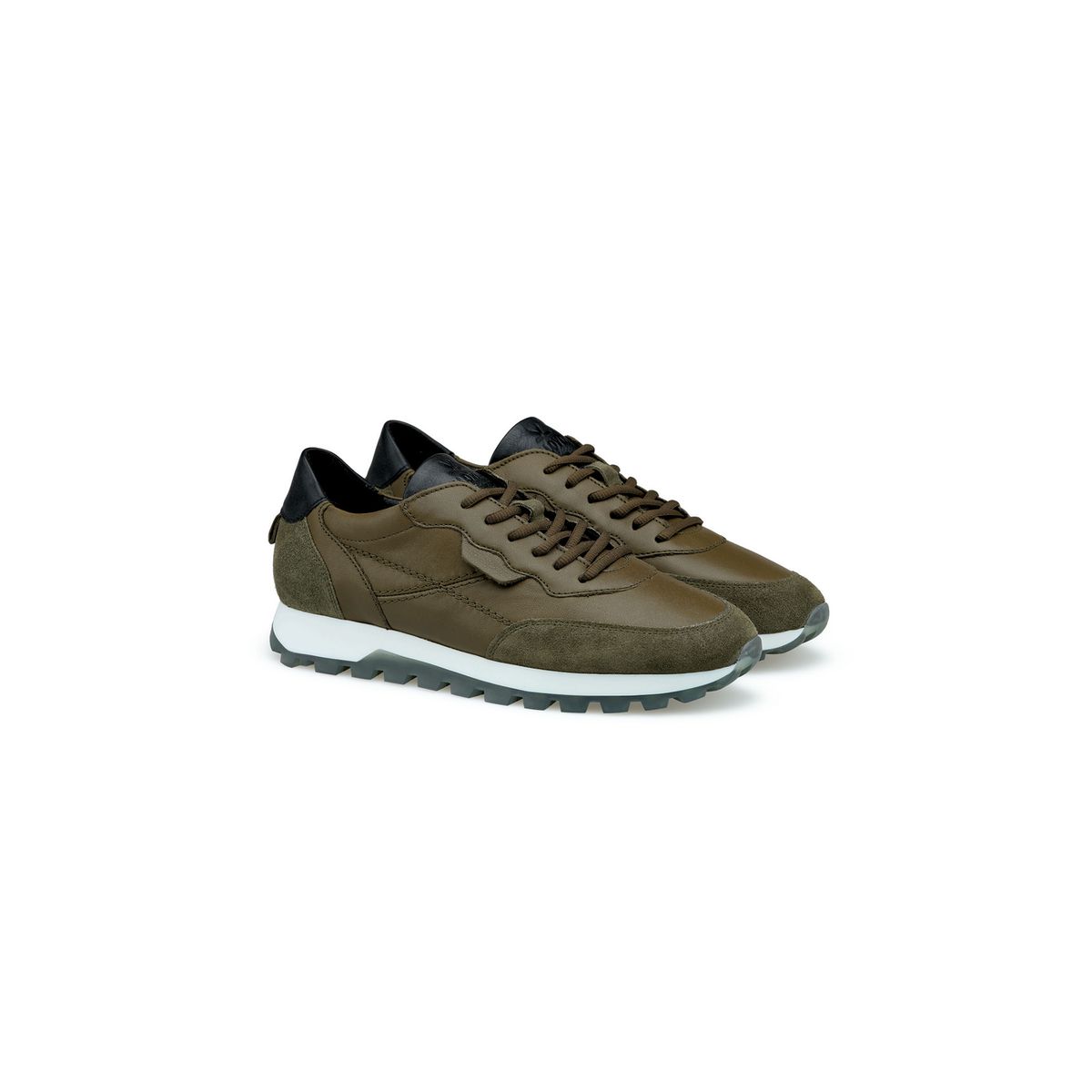 Sportlicher Sneaker aus Materialmix