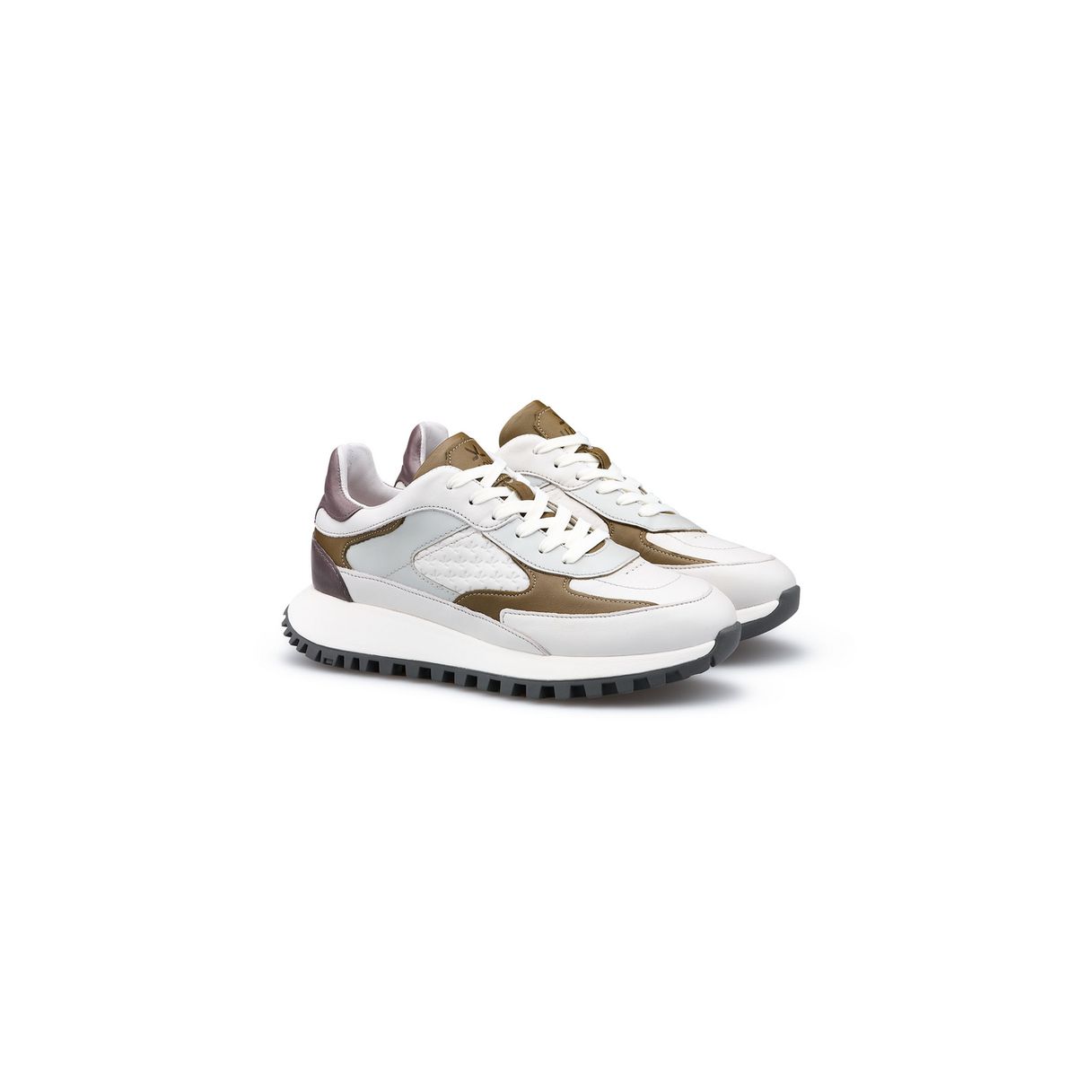 Moderne Low-Top Sneaker im Materialmix