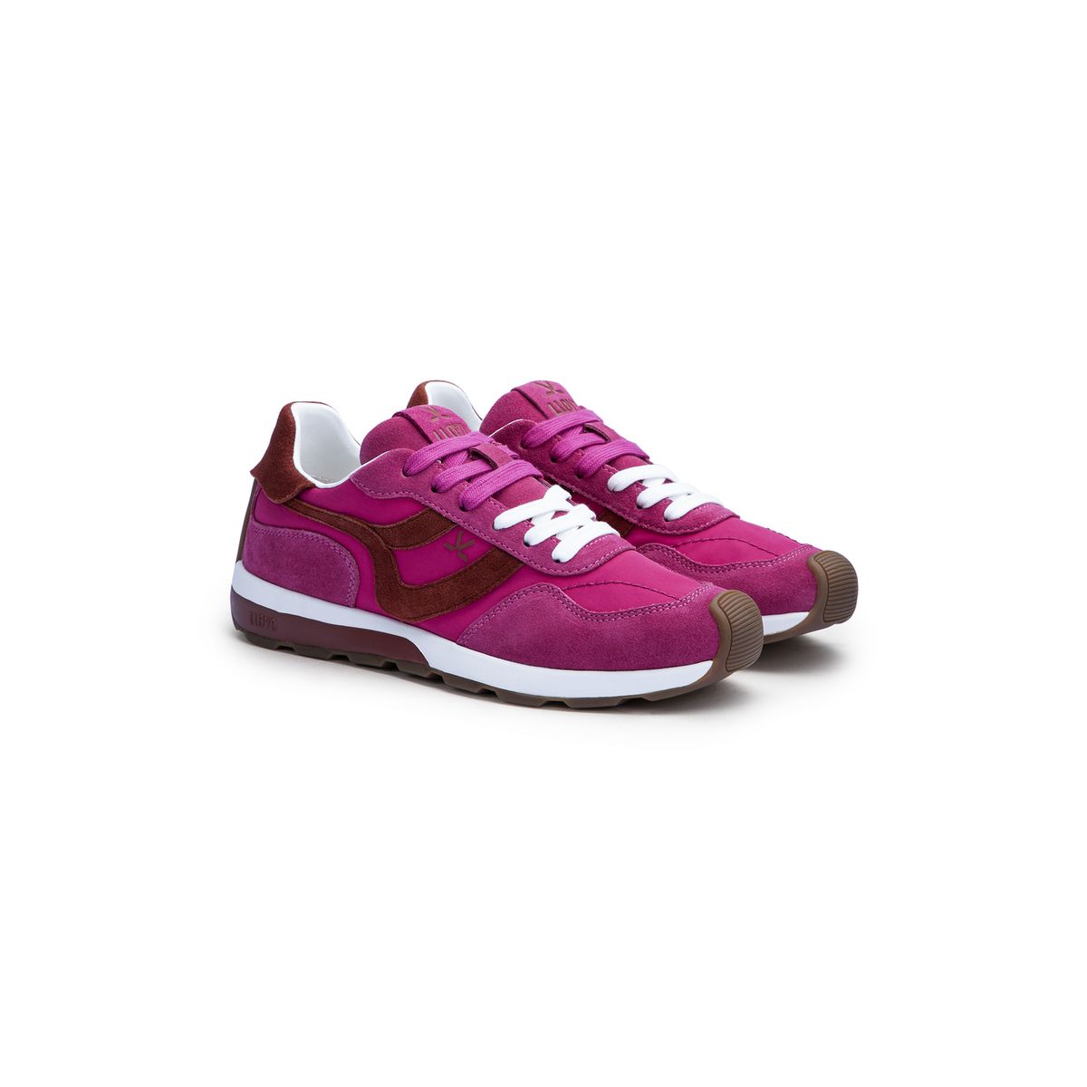 Auffällige Sneaker im Materialmix
