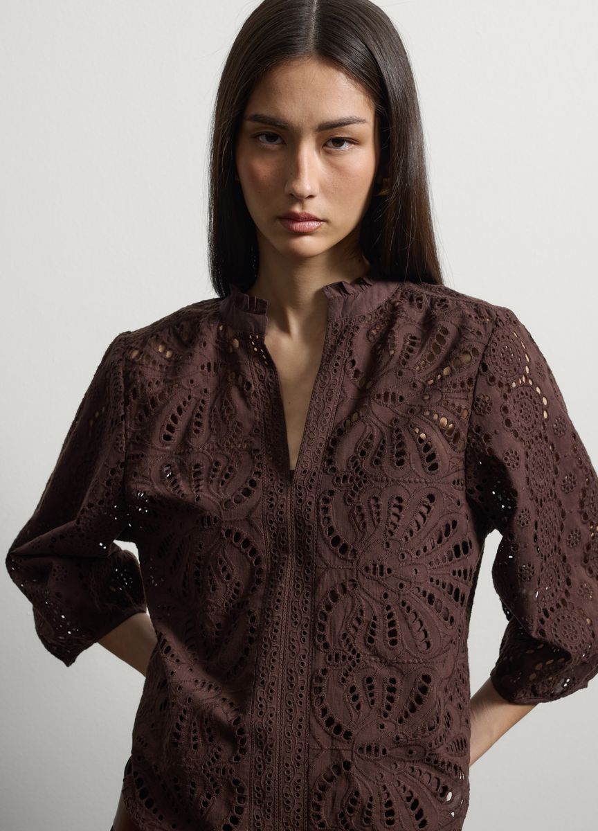 Bluse mit aufwendiger Lochstickerei