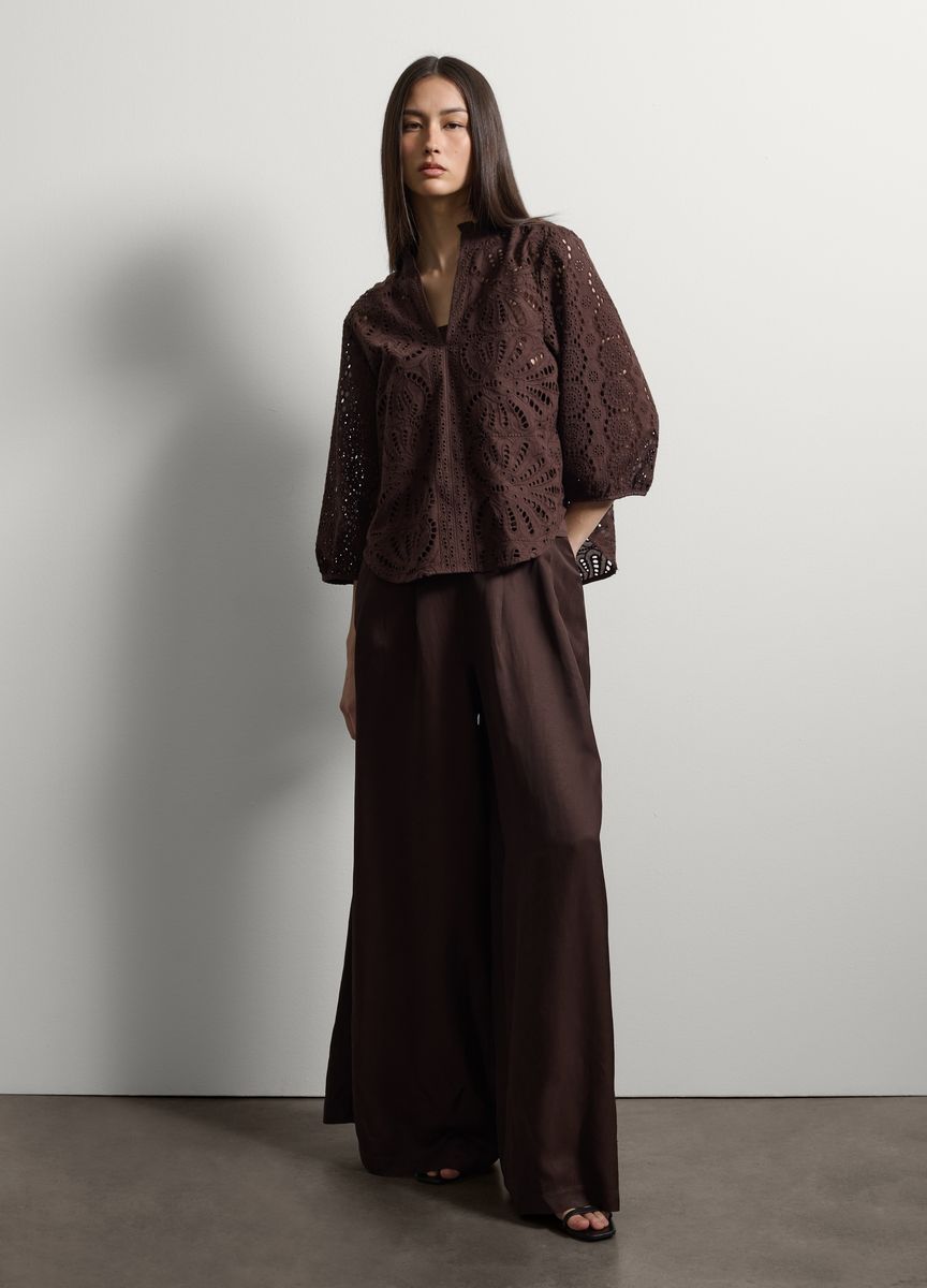 Bluse mit aufwendiger Lochstickerei