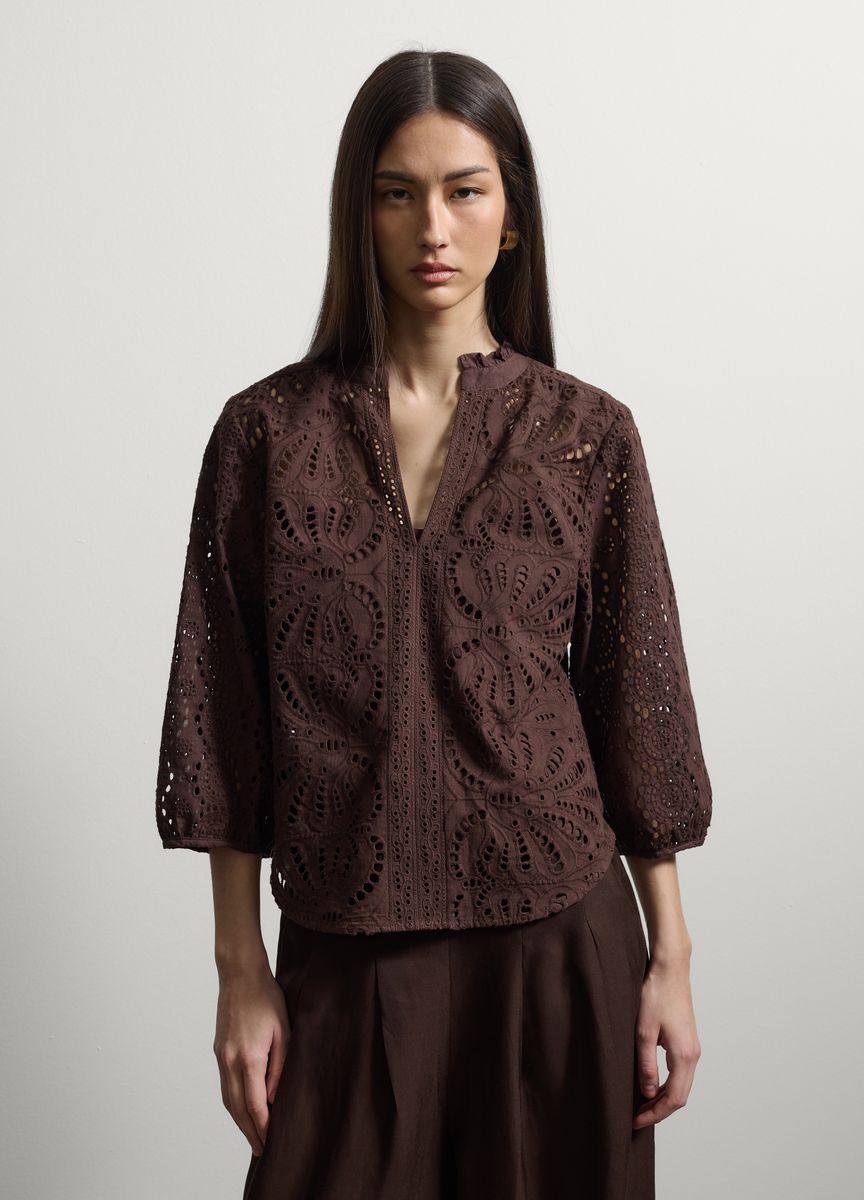Bluse mit aufwendiger Lochstickerei
