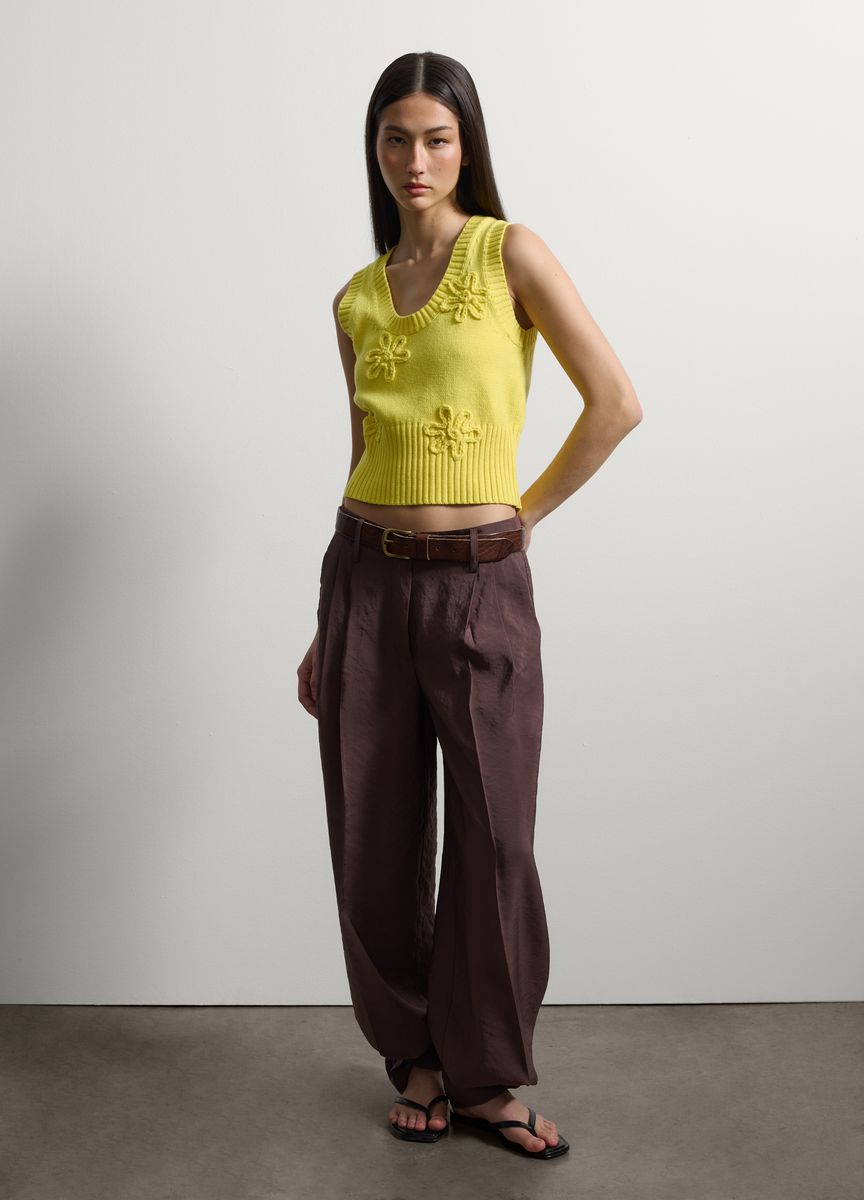 Strickweste mit Blumen-Applikationen