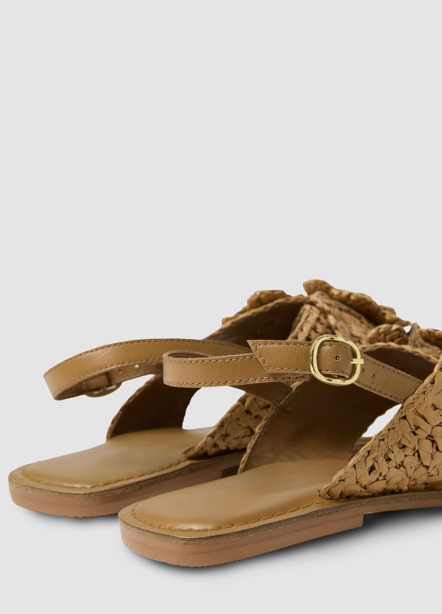 Geflochtene Bast-Sandalen mit Blumen