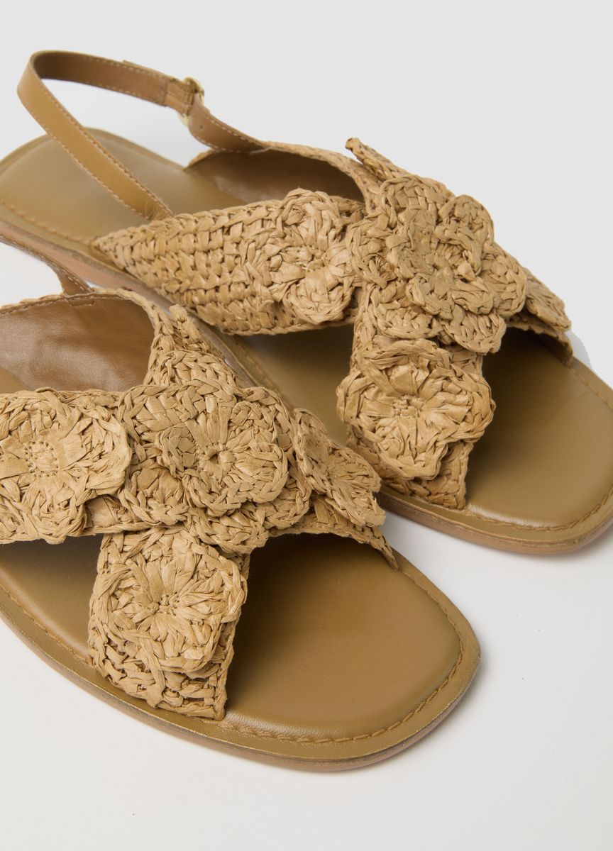 Geflochtene Bast-Sandalen mit Blumen