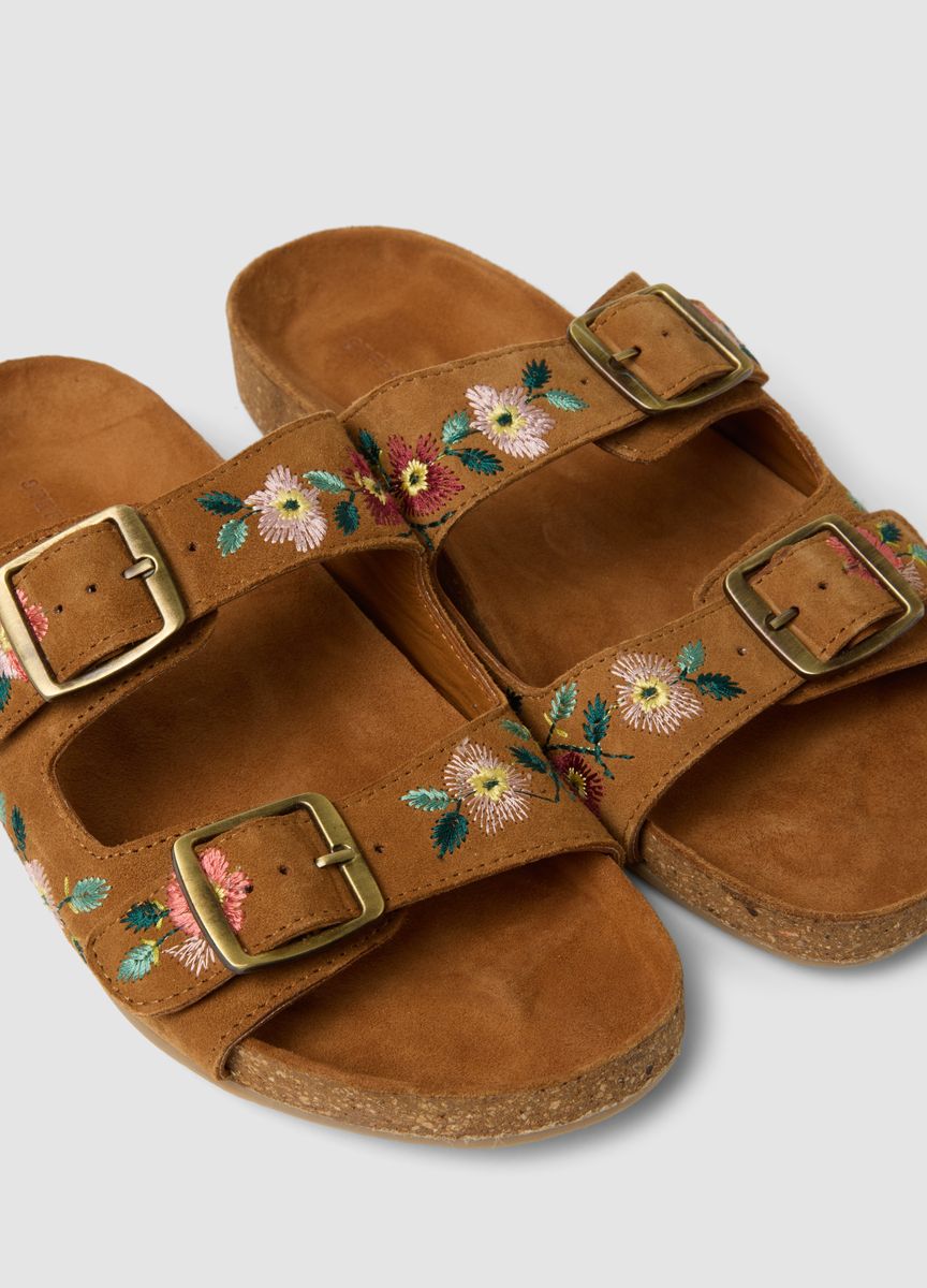 Blumig bestickte Sandalen mit Doppelriemen