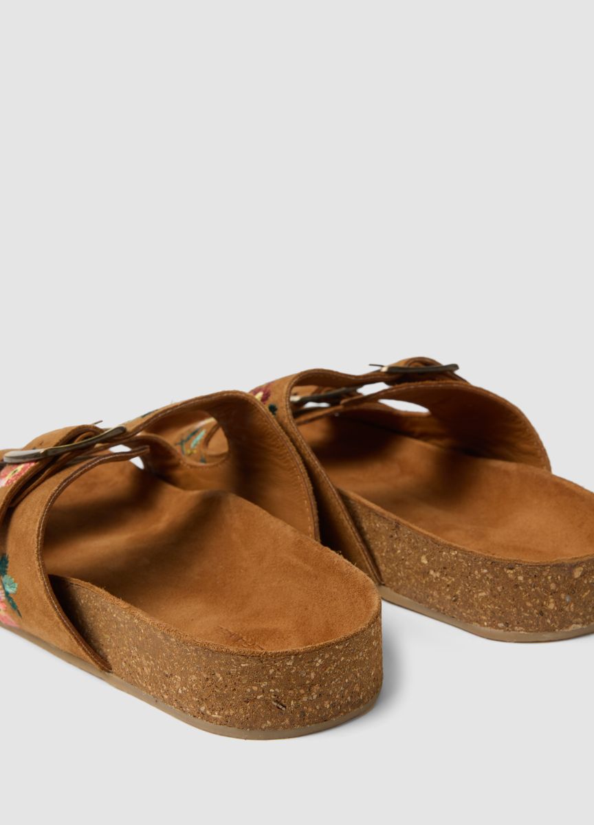 Blumig bestickte Sandalen mit Doppelriemen