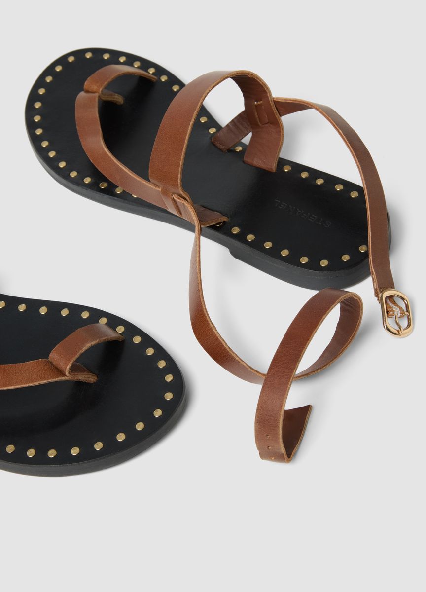 Leder-Sandalen mit Zehenschlaufe und Nieten