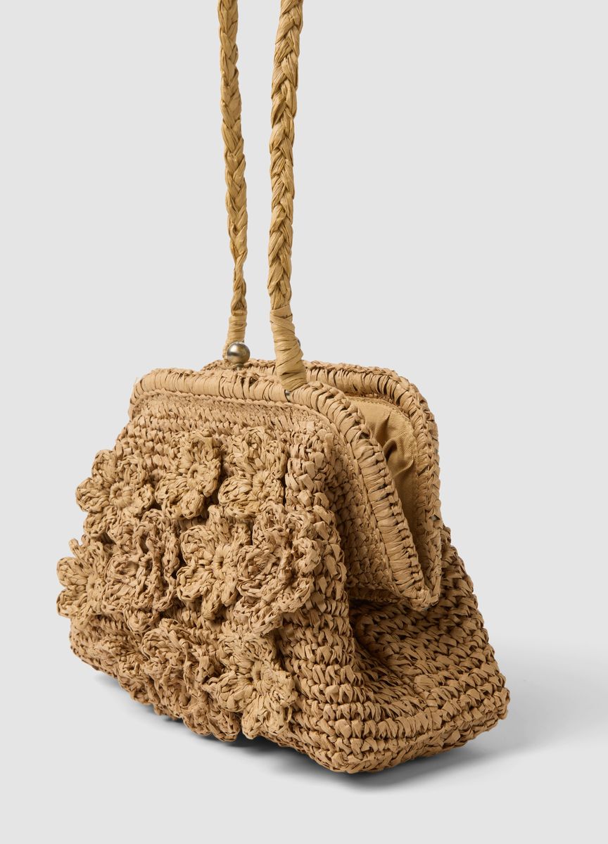 Häkel-Clutch aus Bast mit Blumen