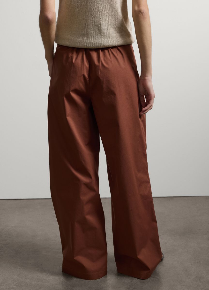 Hochgeschnittene Bundfaltenhose mit weitem Bein