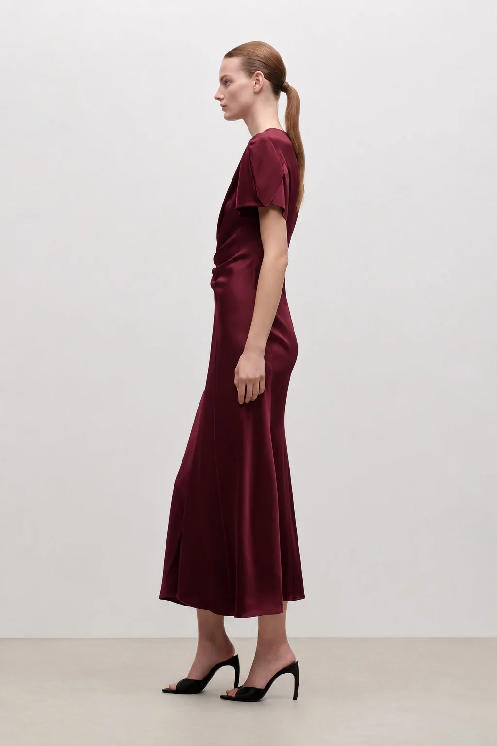 Satin-Midikleid mit Taillenraffung