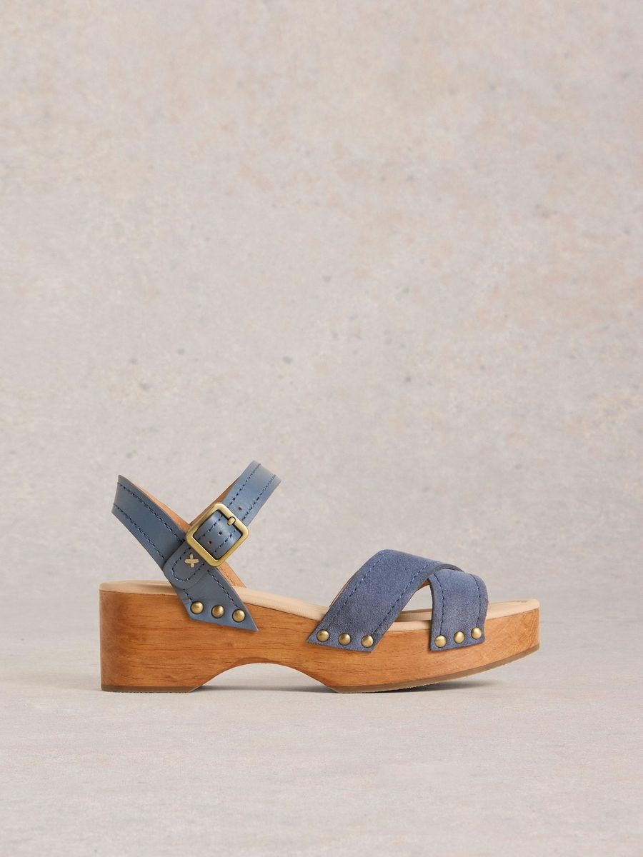 Niedrige Clog-Sandalen mit Ziernieten
