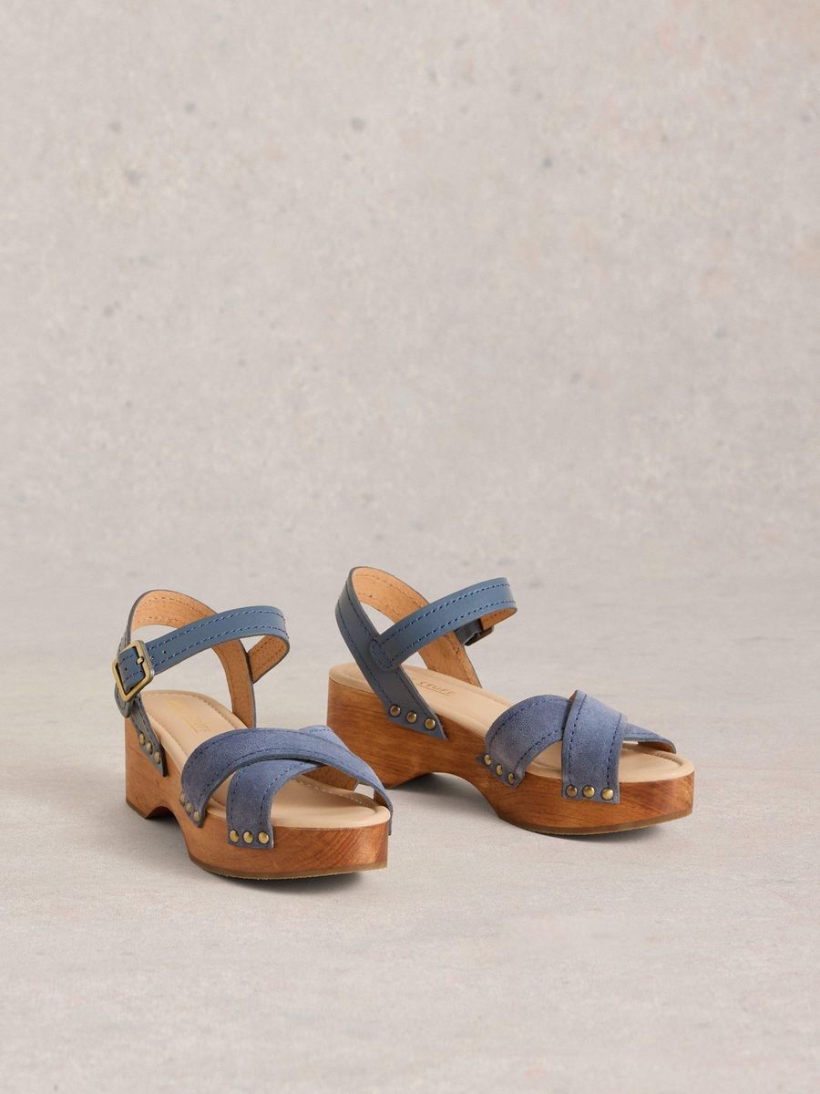 Niedrige Clog-Sandalen mit Ziernieten