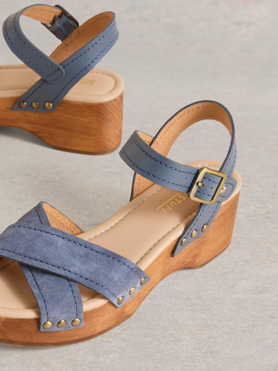 Niedrige Clog-Sandalen mit Ziernieten