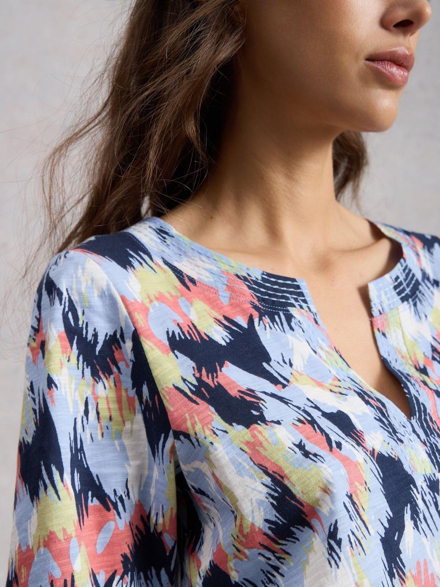 Bedrucktes Baumwoll-Shirt mit Keilausschnitt