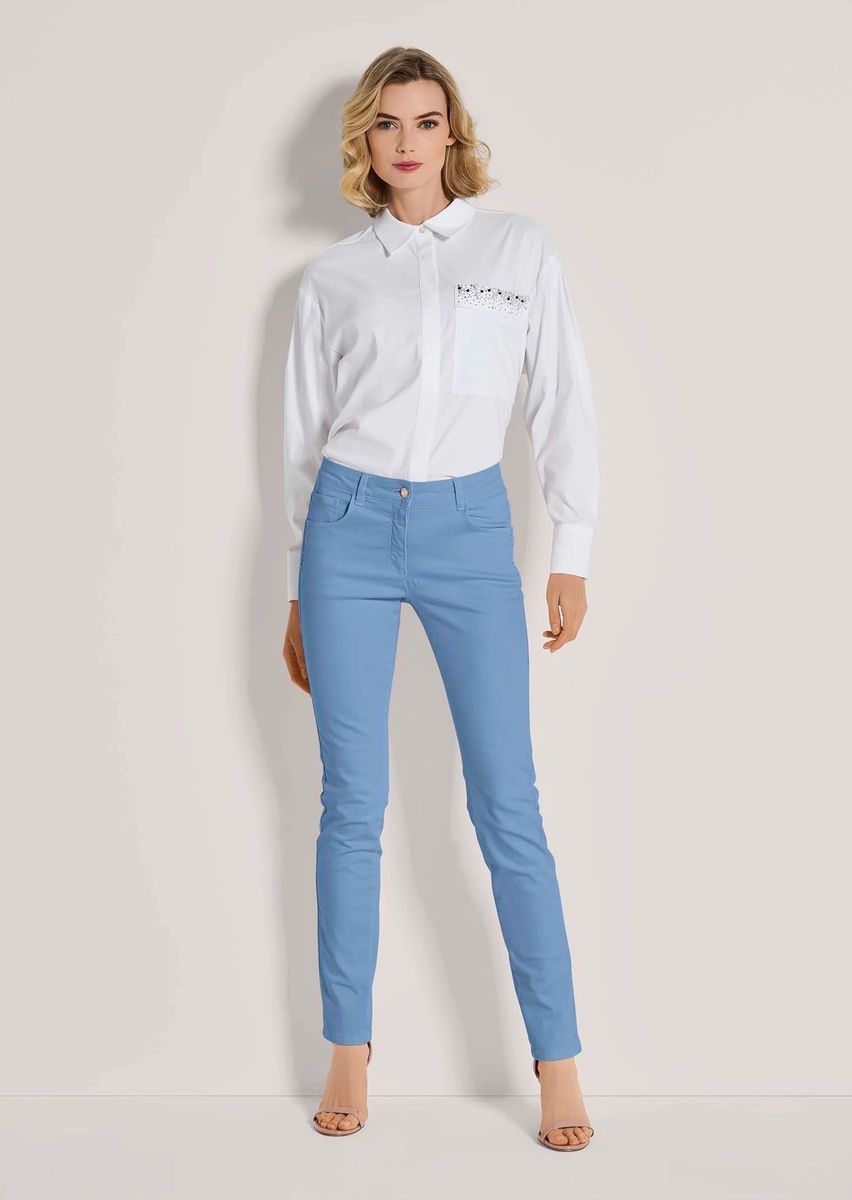 Schmal geschnittene Jeans mit Strass-Verzierung