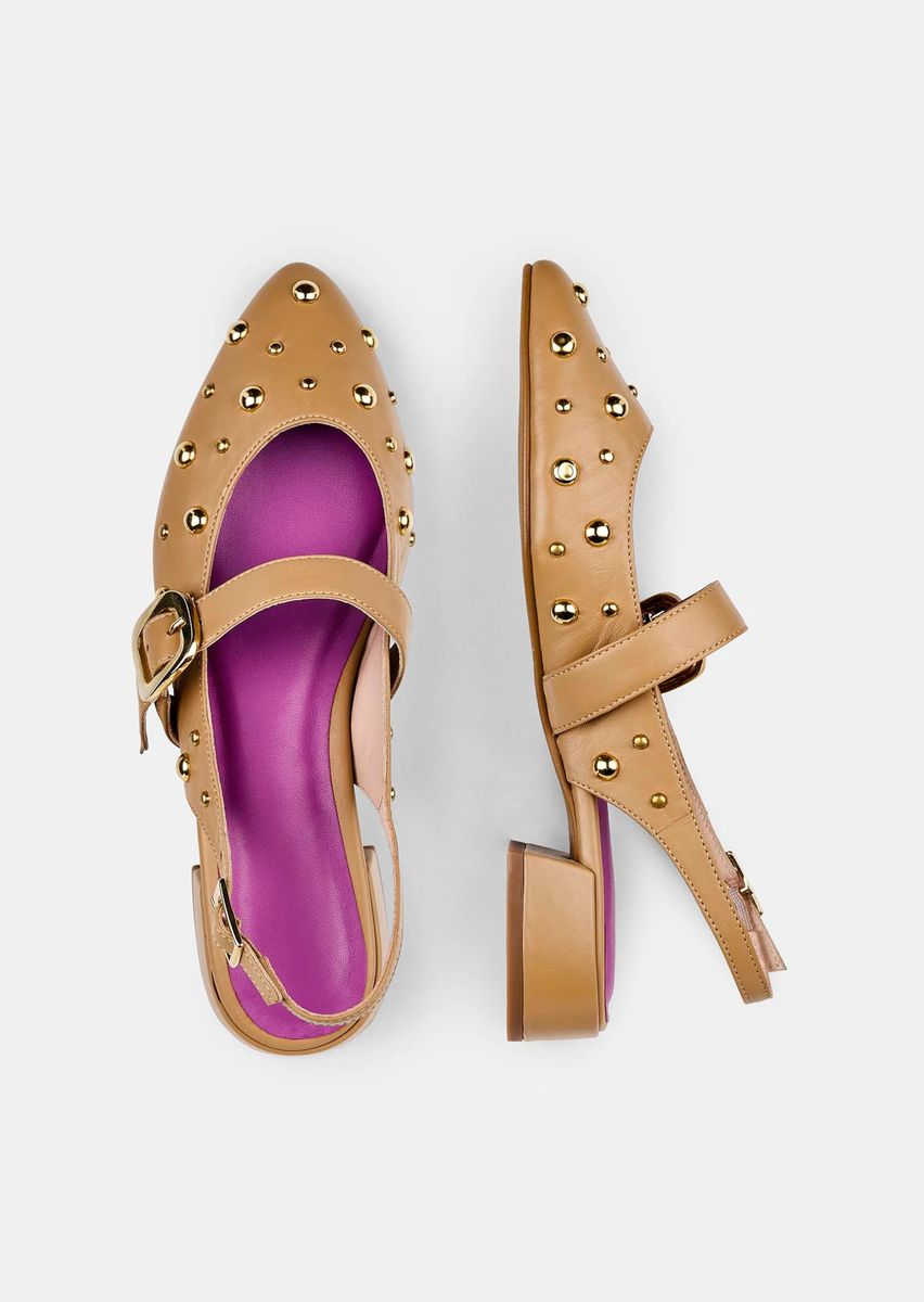 Leder-Slingbacks mit Nietenverzierung