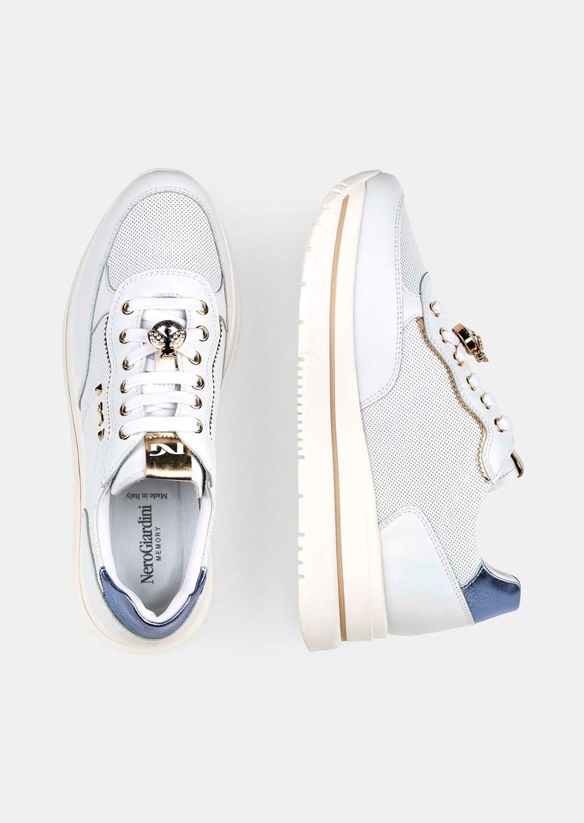 Plateau-Sneaker mit Schmuckelement