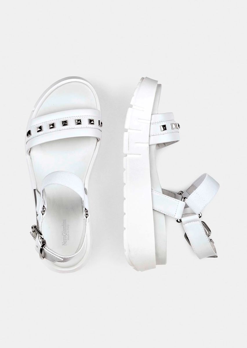 Plateau-Sandalen mit Nietenbesatz