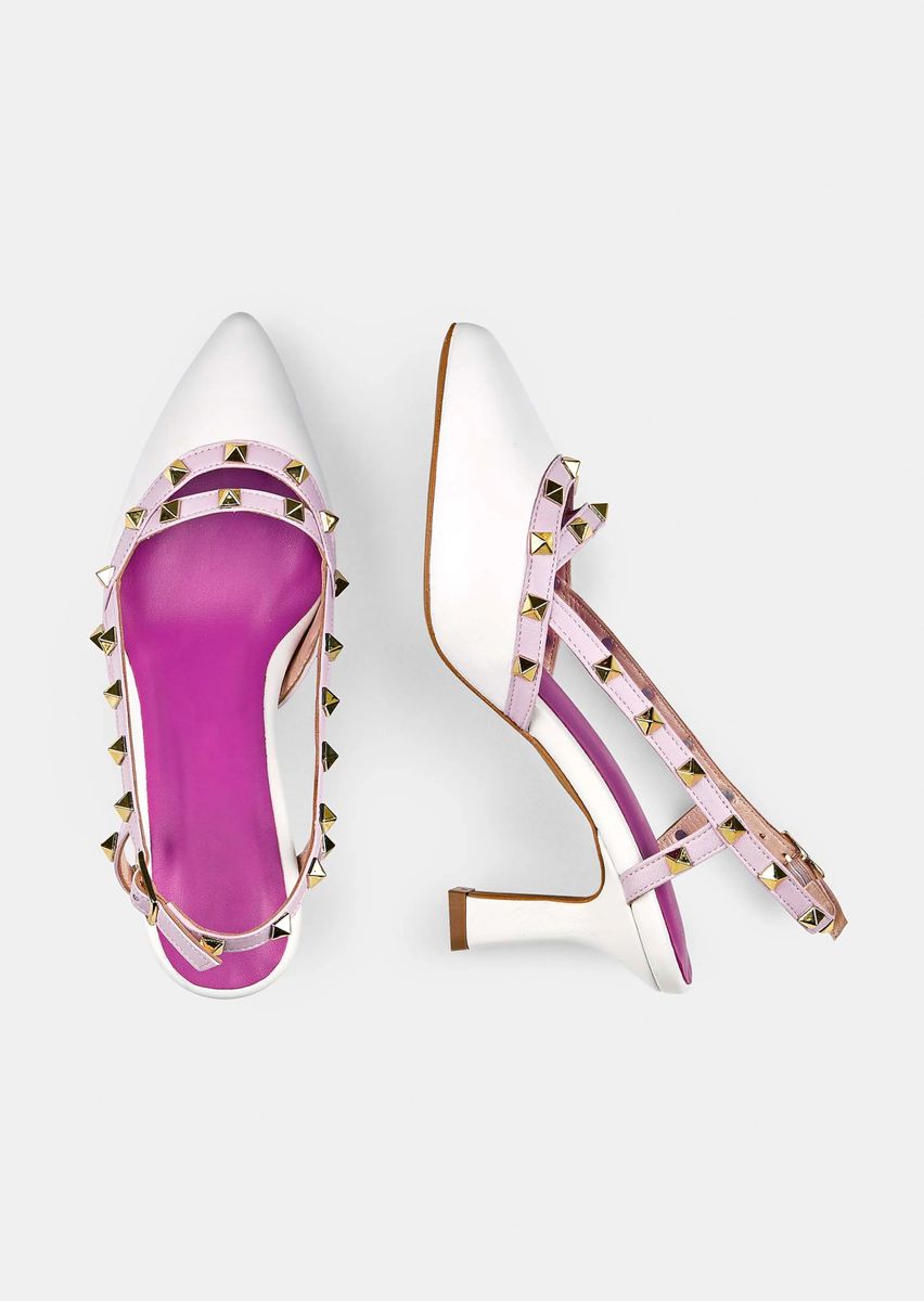 Slingback-Pumps mit Nietenbesatz