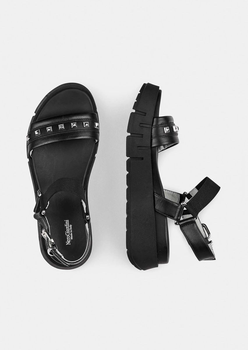 Plateau-Sandalen mit Nietenbesatz