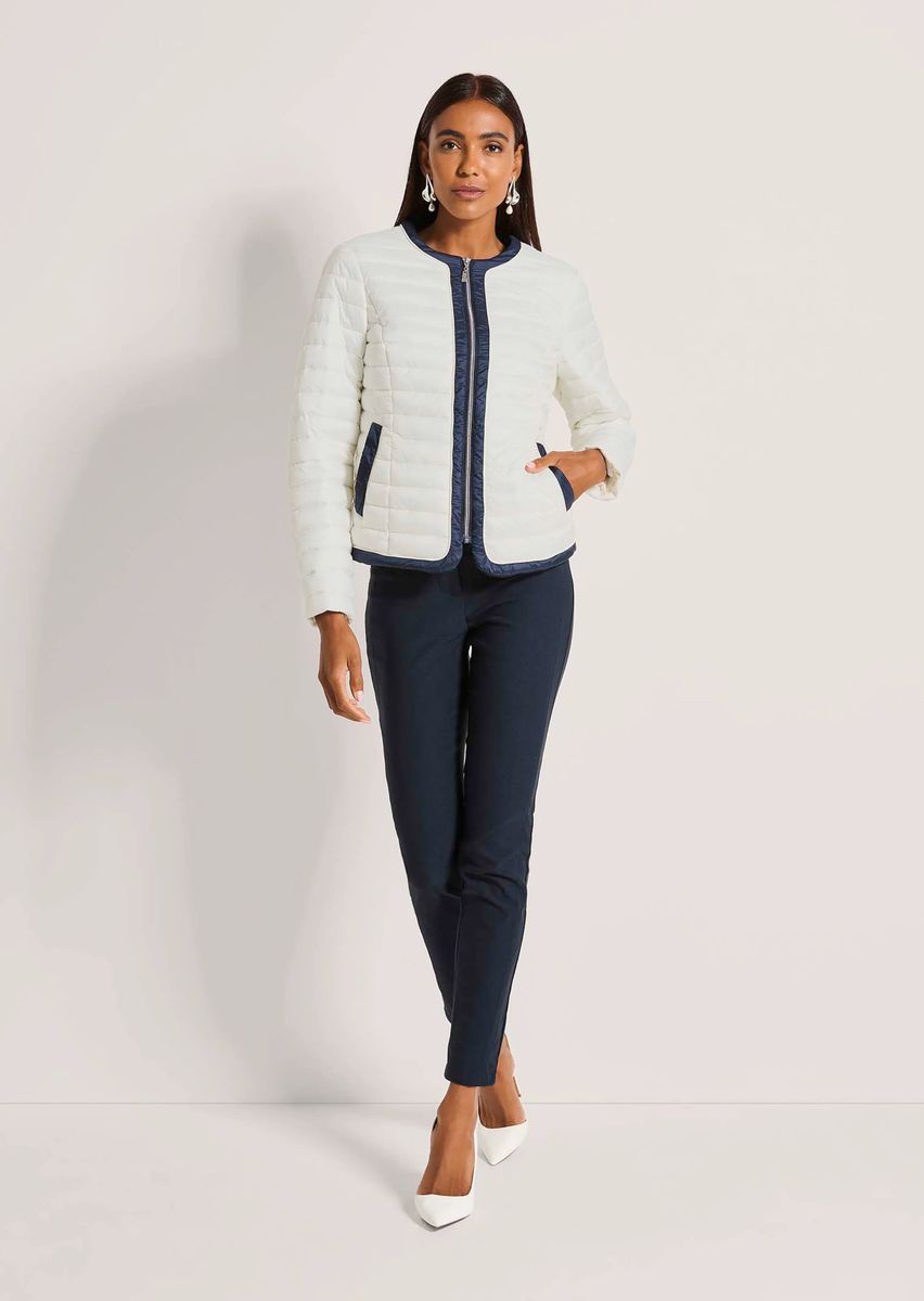Kragenlose Steppjacke mit Kontrastbesatz