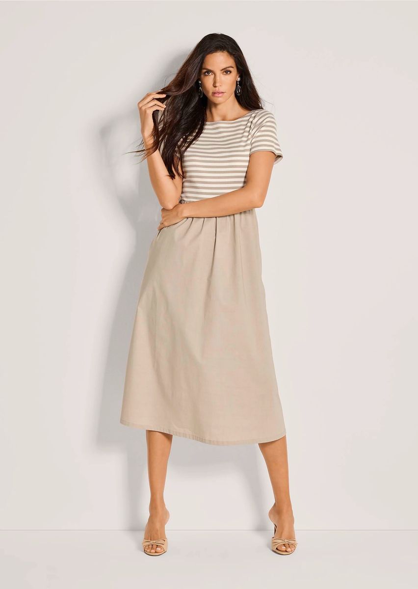 Gestreiftes Midikleid im Materialmix