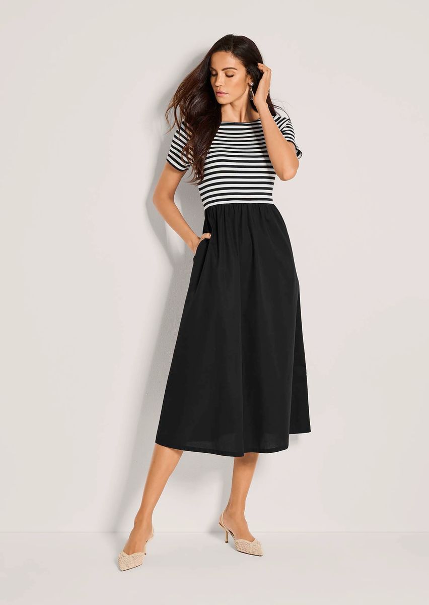 Gestreiftes Midi-Kleid im Materialmix