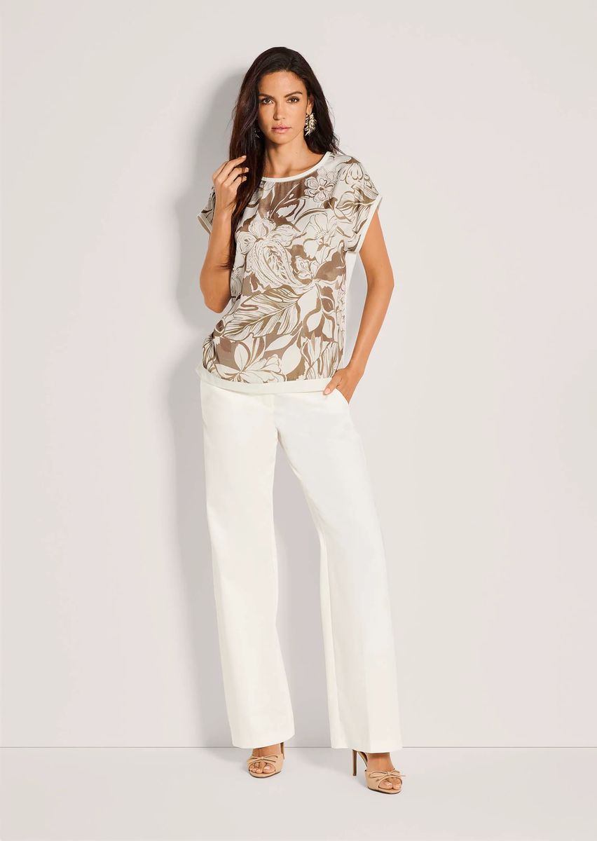 Florales Printshirt im Materialmix