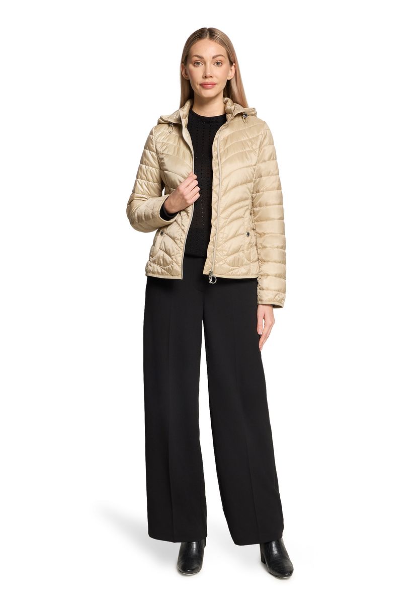 Leichte Steppjacke mit Kapuze