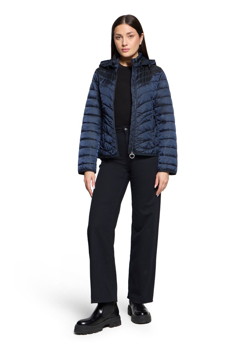 Leichte gesteppte Outdoorjacke mit Kapuze