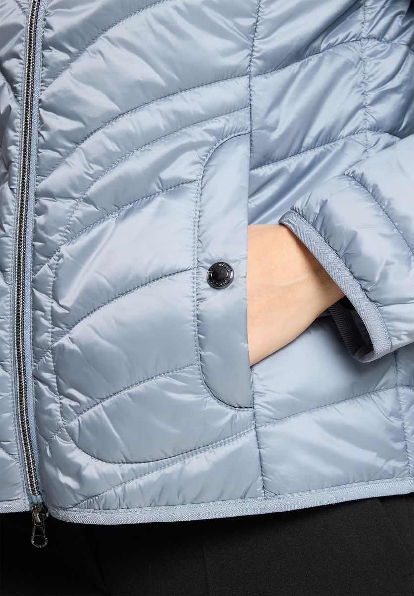 Leichte gesteppte Outdoorjacke mit Kapuze