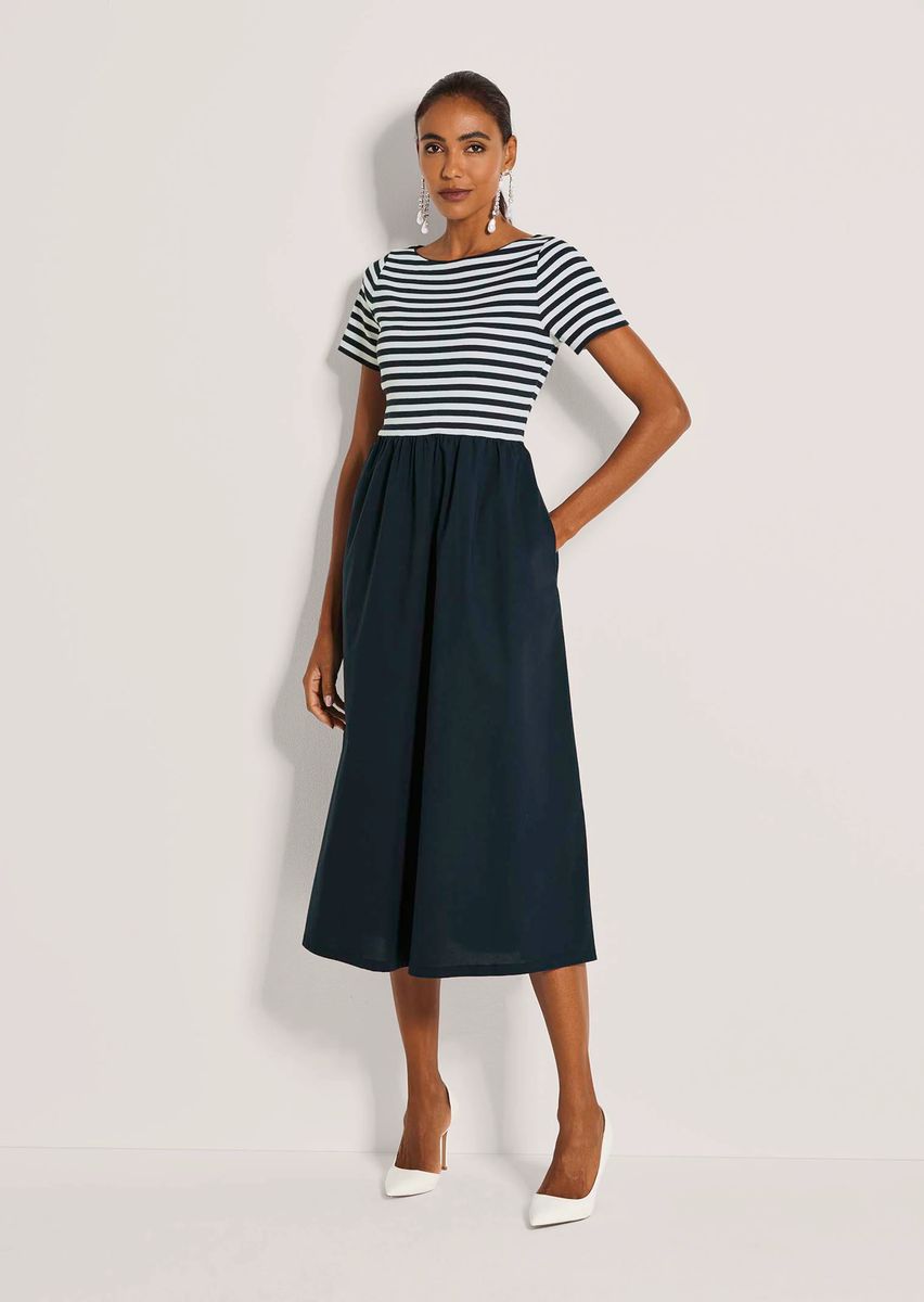 Gestreiftes Midi-Kleid im Materialmix
