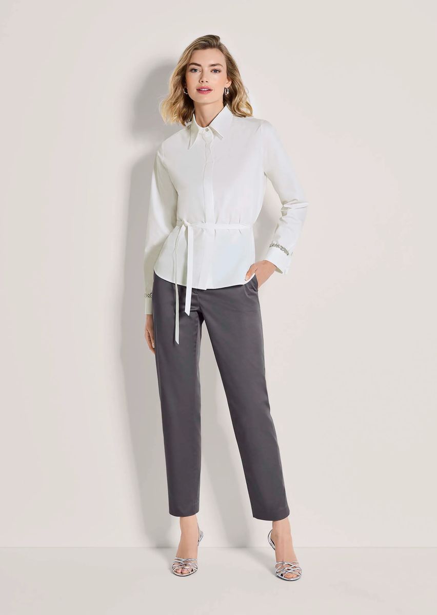 Elegante Bindebluse mit Strass-Manschetten