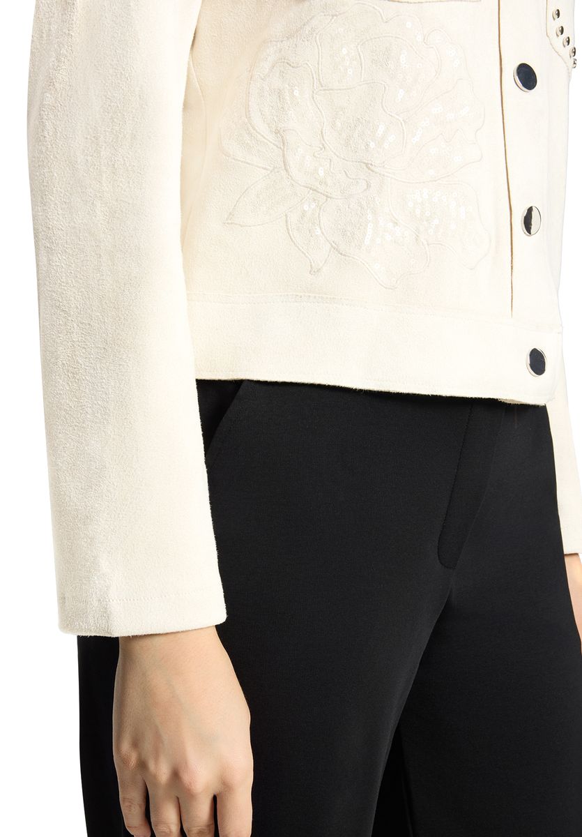 Elegante geradlinige Jacke mit Knöpfen