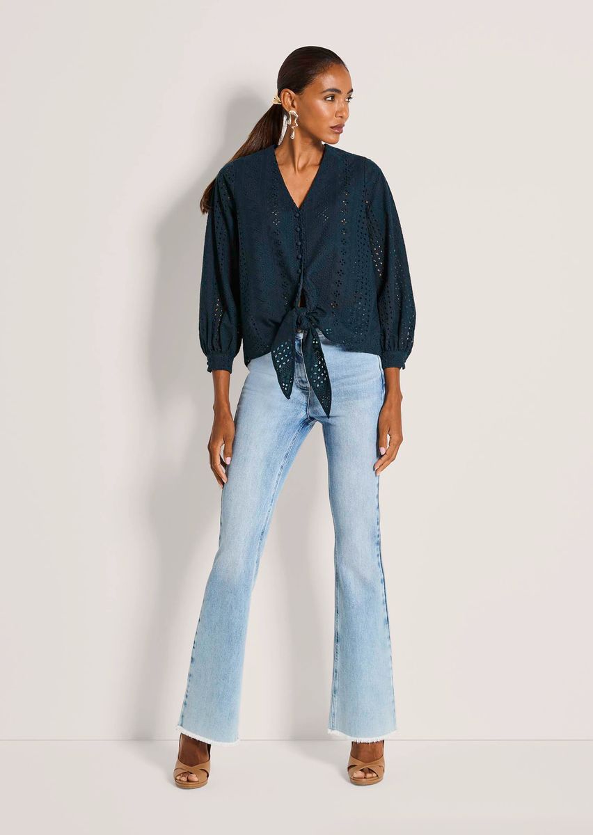 Knotenbluse mit Lochstickerei und Spitze
